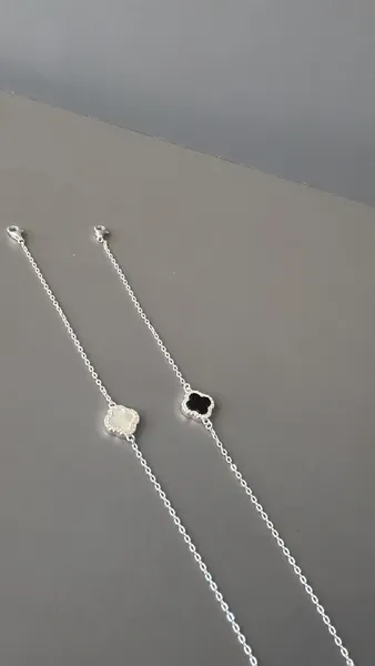 Pulseira trevo, branca, preta