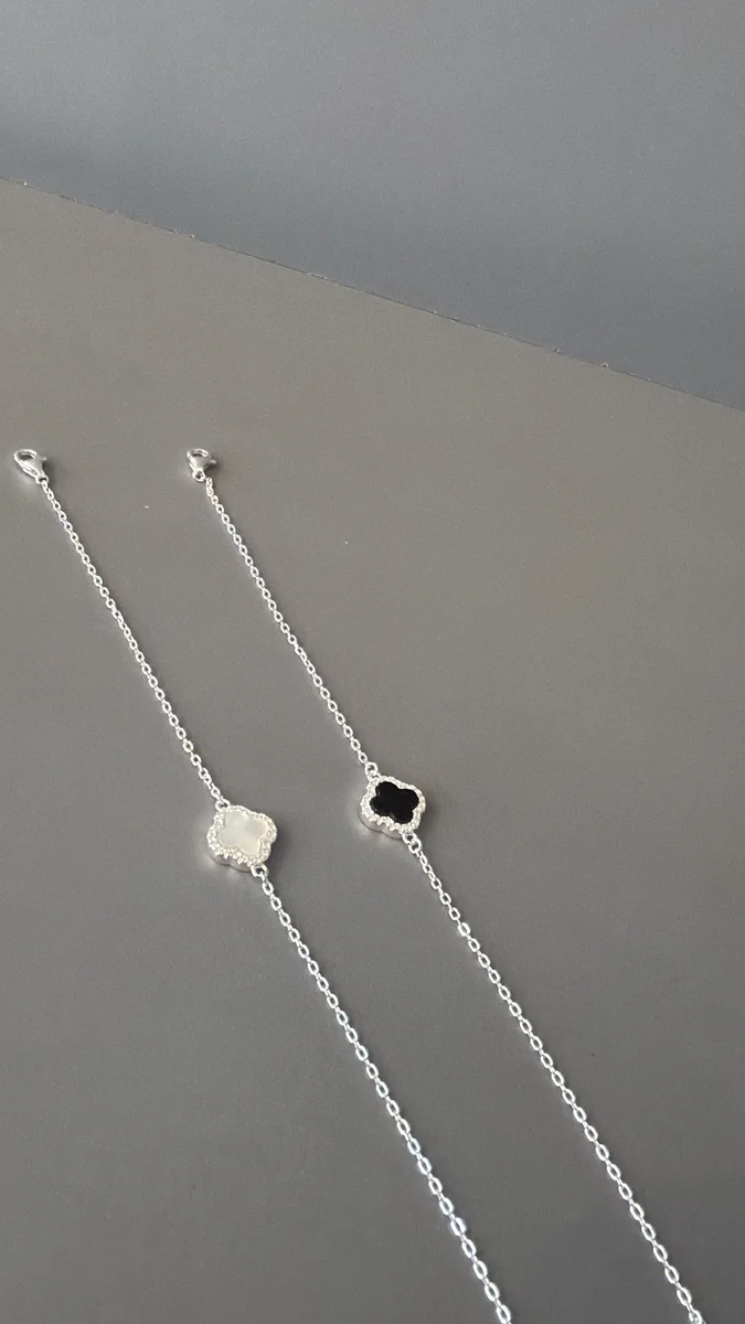 Pulseira trevo, branca, preta