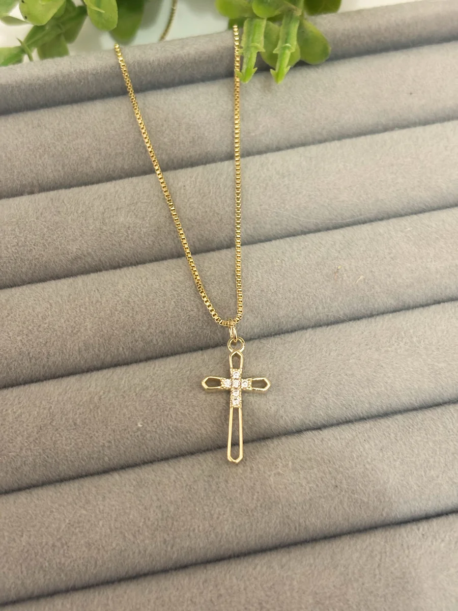 Corrente cruz vazada dourada