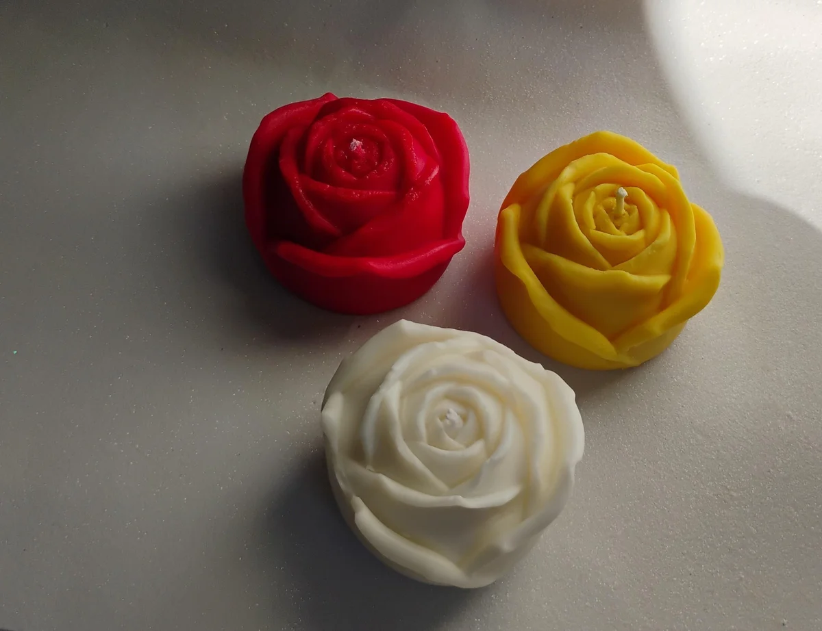 Vela flor Peônia 100 g Ótima opção pra presentear em datas  Especiais com sua marca.