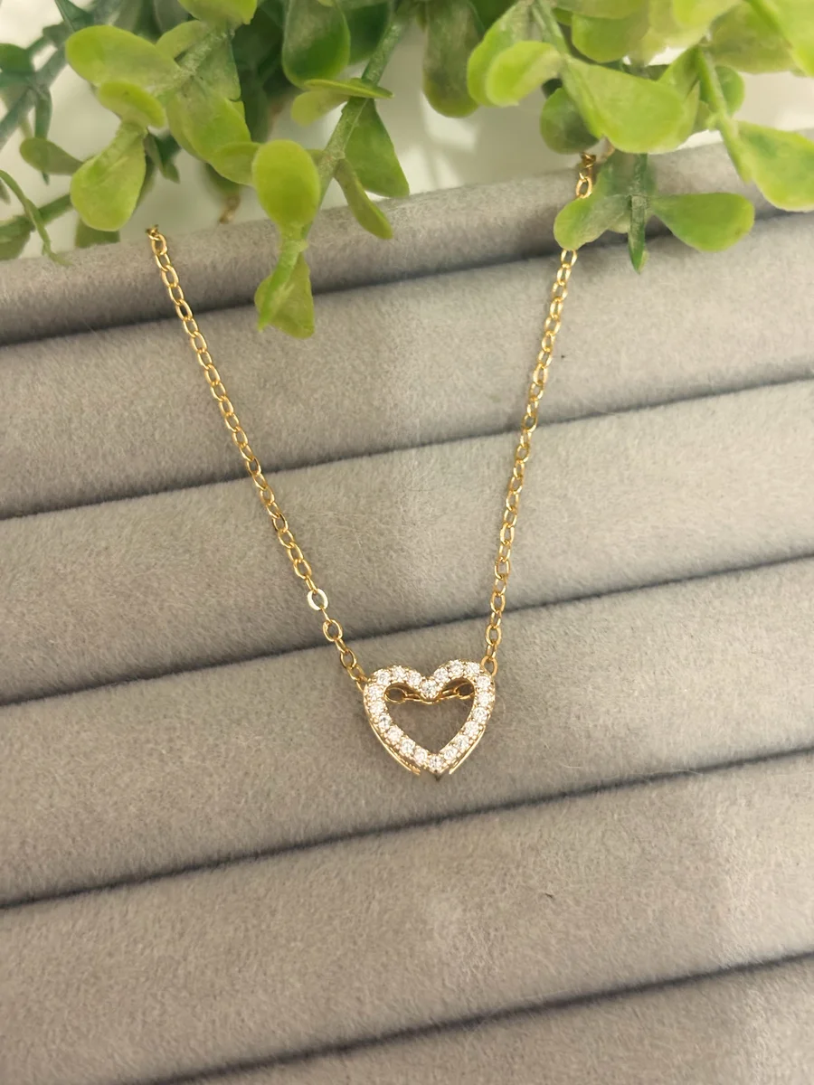 Corrente coração vazado cravejado dourada