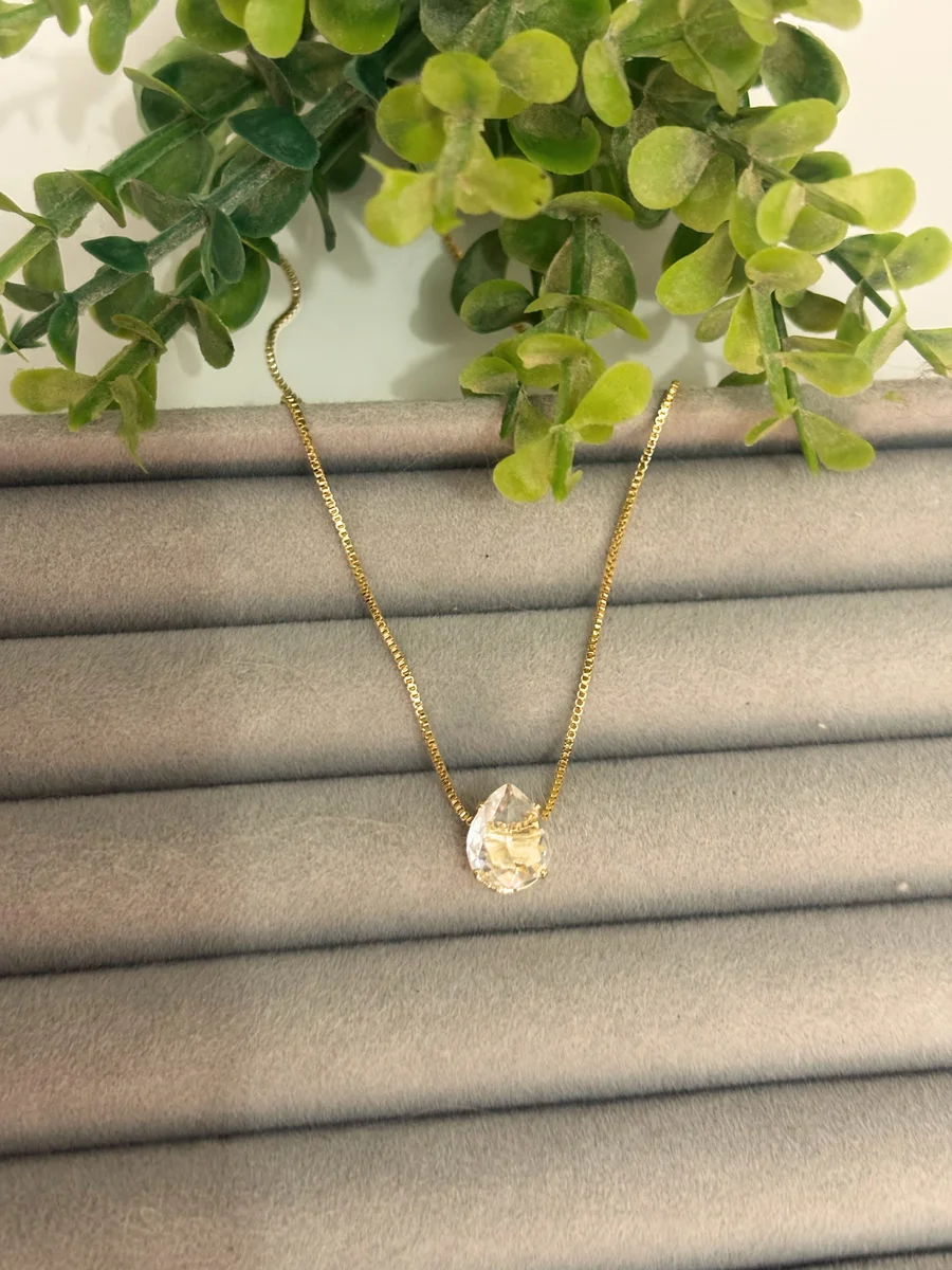 Corrente ponto de luz dourada